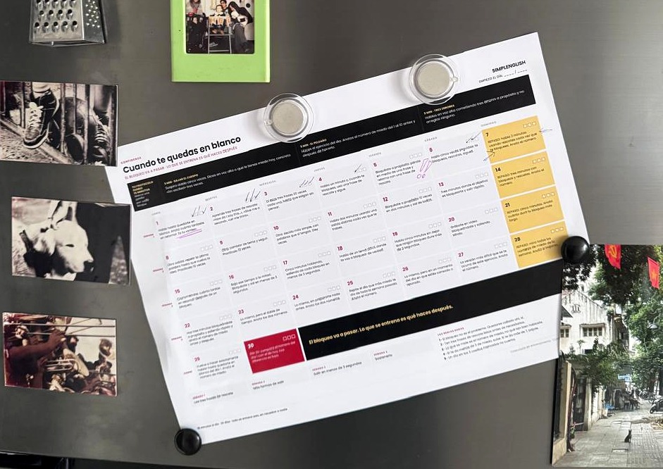 Un calendario de entrenamiento pegado con imanes en un refrigerador